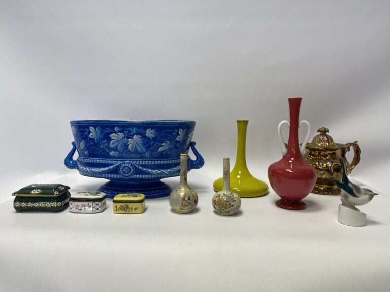 Lot en porcelaine, comprenant un vase de section ovale à décor de feuilles sur…