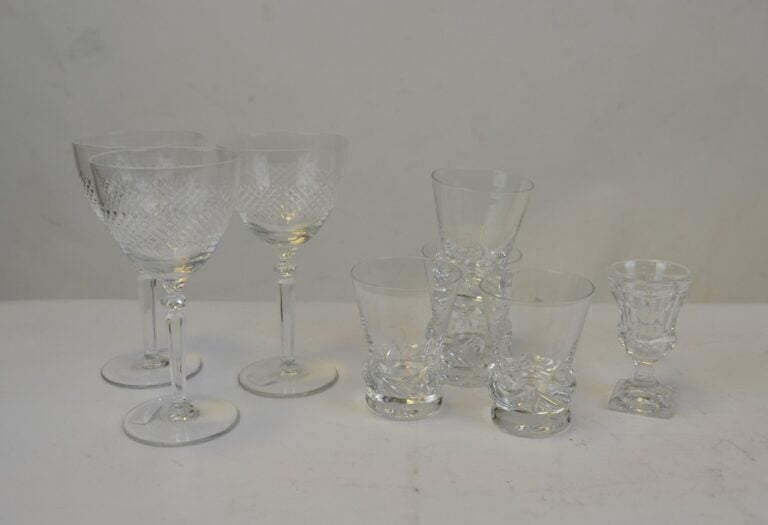 Lot en verre taillé, verres à liqueur, bonbonnière, coupes.