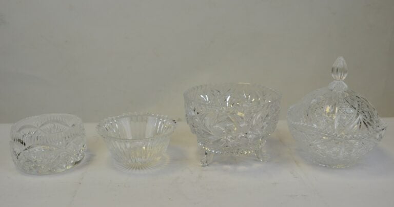 Lot en verre taillé, verres à liqueur, bonbonnière, coupes.