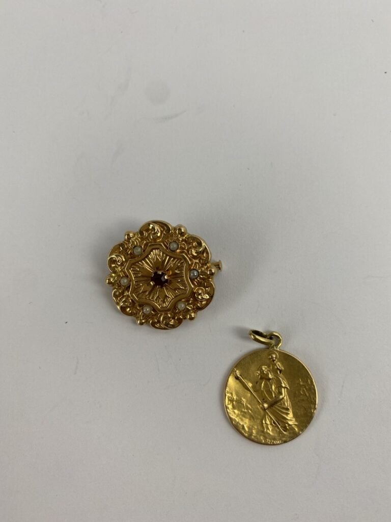 Lot or jaune (750) comprenant : - -pendentif médaillon Saint Christophe. Poids…