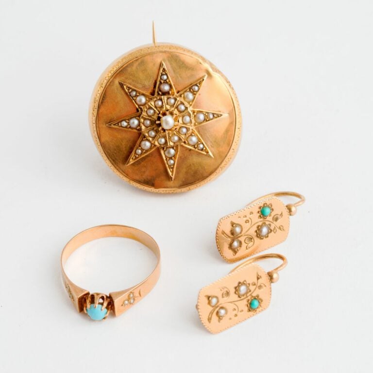 Lot or jaune (750) comprenant une broche ronde à motif d'étoile serti de semenc…