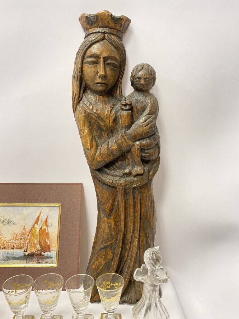 Lots de bibelots divers, Vierge à l'enfant en bois sculpté, paire de dessins au…