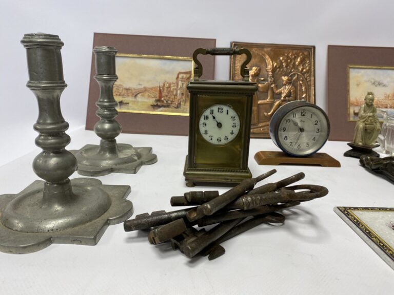 Lots de bibelots divers, Vierge à l'enfant en bois sculpté, paire de dessins au…