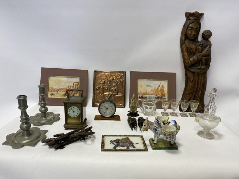 Lots de bibelots divers, Vierge à l'enfant en bois sculpté, paire de dessins au…