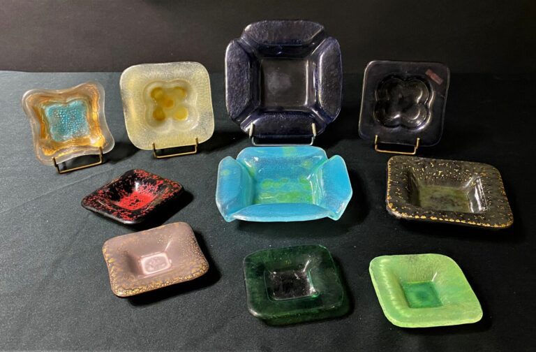 Louis DELACHENAL - Lot de dix petites coupes en pâte de verre de forme carrée o…