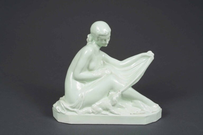 Louis FONTINELLE (1886-1964) - Faïence polychrome représentant une femme dénudé…