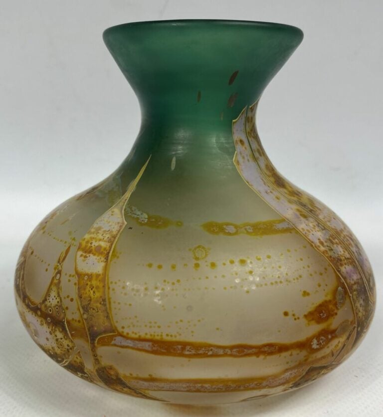 Louis LELOUP (Maître-verrier né en 1929) - Vase à panse bulbeuse et col évasé à…