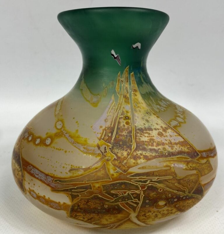 Louis LELOUP (Maître-verrier né en 1929) - Vase à panse bulbeuse et col évasé à…