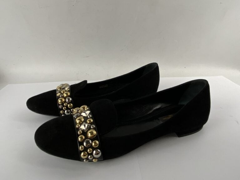 LOUIS VUITTON - Ballerines en peau noire ornées de clous siglés de la marque en…