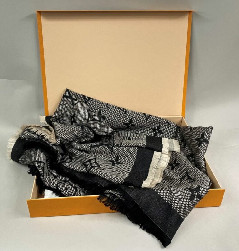 Louis VUITTON - Châle en laine et soie à décor Monogram damassé noir et beige -…