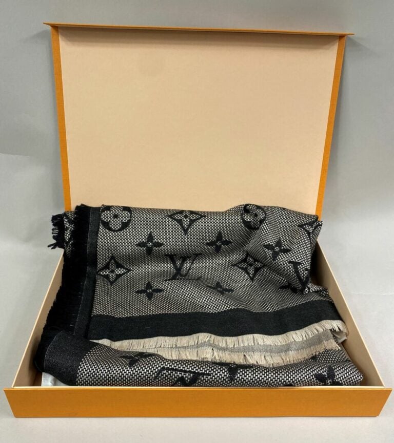 Louis VUITTON - Châle en laine et soie à décor Monogram damassé noir et beige -…
