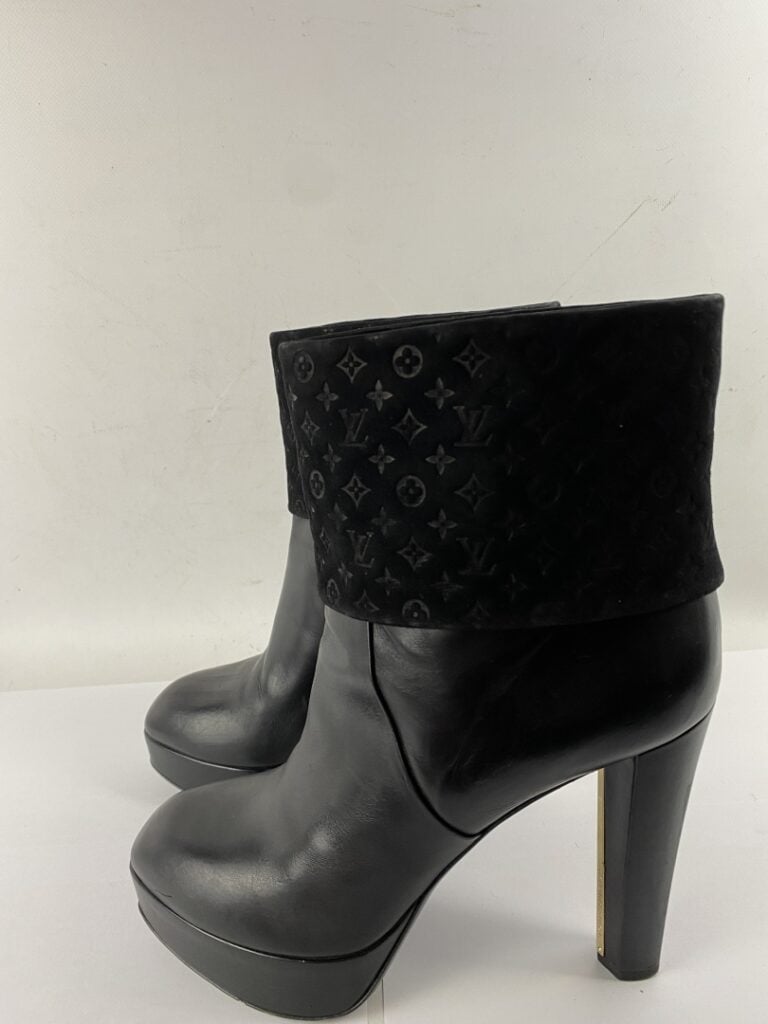 LOUIS VUITTON - Paire de bottines en cuir noir et peau embossée du logo - Talon…