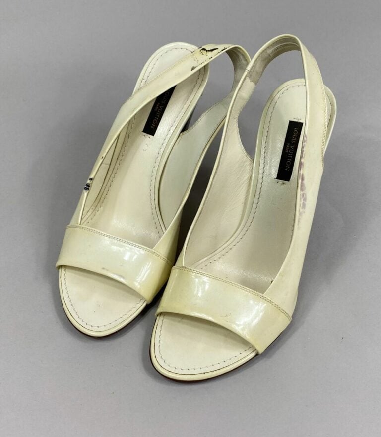 Louis VUITTON - Paire d'escarpins en cuir verni ivoire à bout arrondi - Pointur…