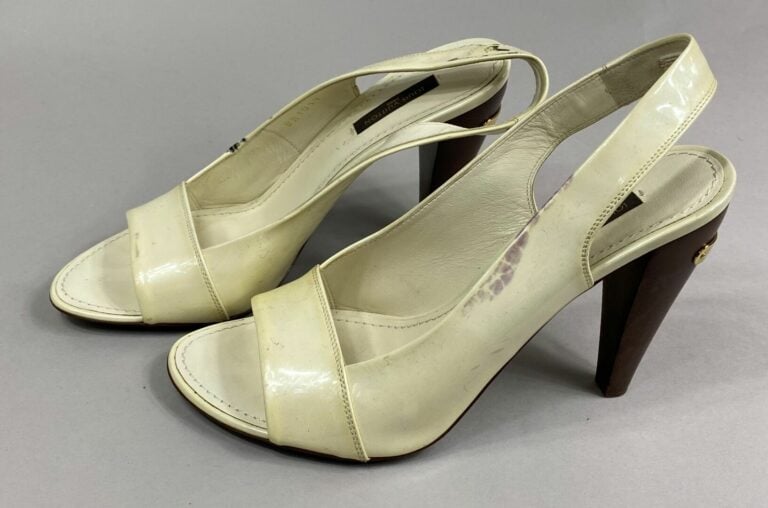 Louis VUITTON - Paire d'escarpins en cuir verni ivoire à bout arrondi - Pointur…