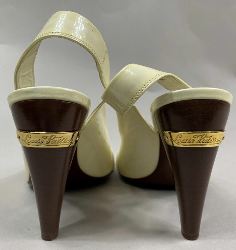 Louis VUITTON - Paire d'escarpins en cuir verni ivoire à bout arrondi - Pointur…