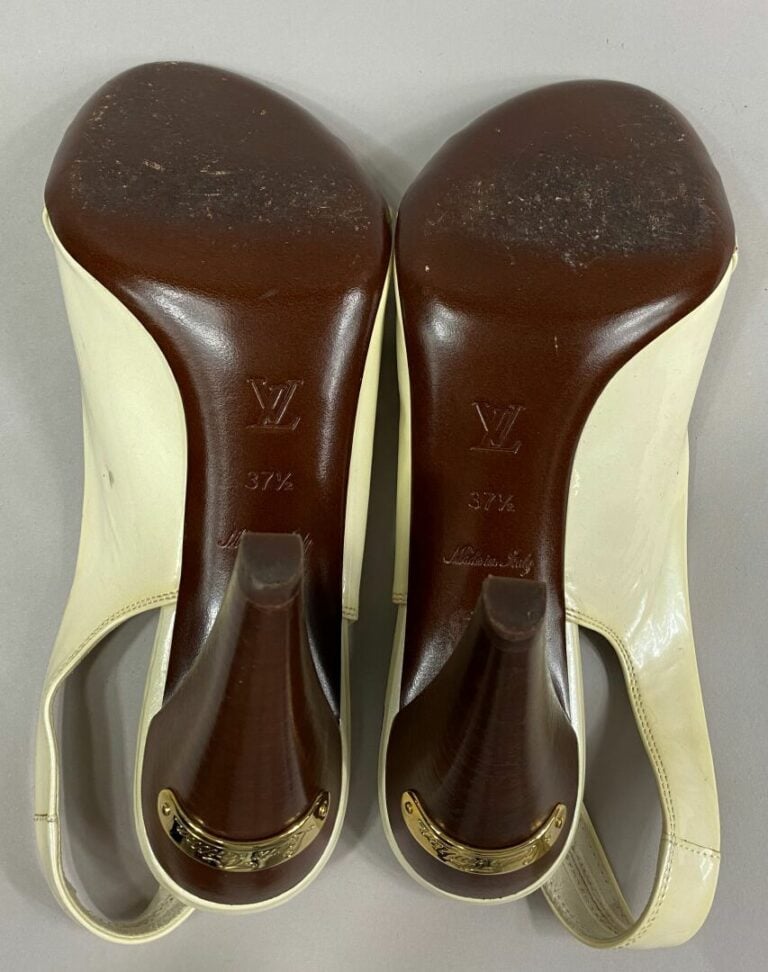Louis VUITTON - Paire d'escarpins en cuir verni ivoire à bout arrondi - Pointur…