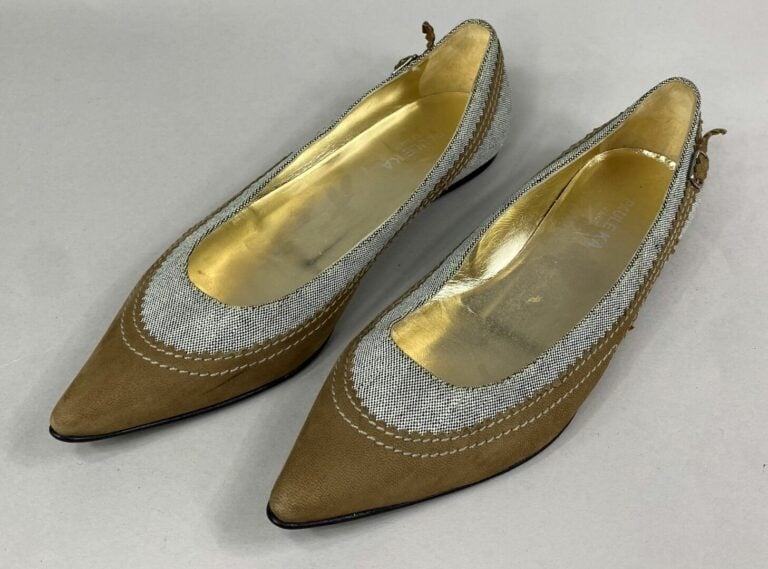 Louis VUITTON - Paire d'escarpins en cuir verni ivoire à bout arrondi - Pointur…
