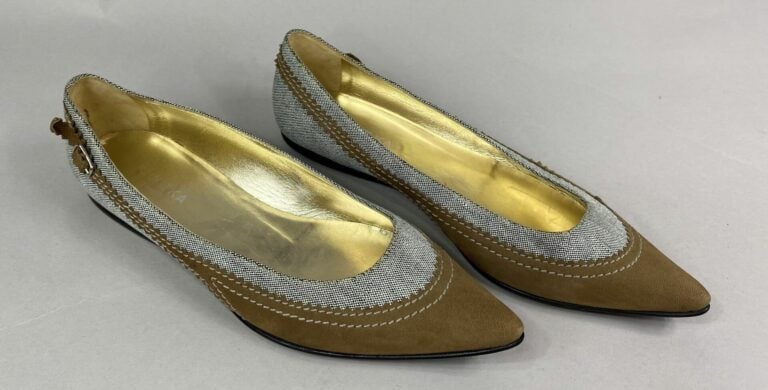 Louis VUITTON - Paire d'escarpins en cuir verni ivoire à bout arrondi - Pointur…