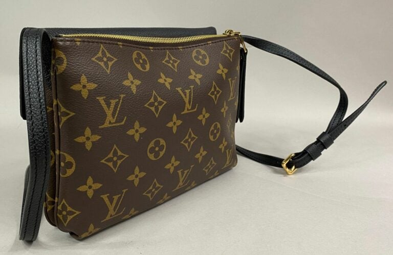 Louis VUITTON - Pochette bandoulière en toile Monogram et cuir grainé noir, une…