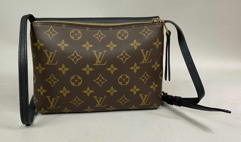 Louis VUITTON - Pochette bandoulière en toile Monogram et cuir grainé noir, une…