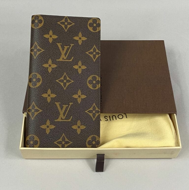 Louis VUITTON - Porte-cartes en toile Monogram - 18 x 10 cm - Etat neuf, avec b…