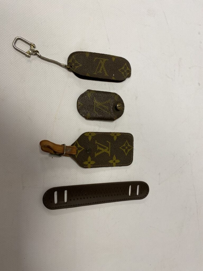 LOUIS VUITTON un lot comprenant deux porte clefs un renfort pour bandoulière un…