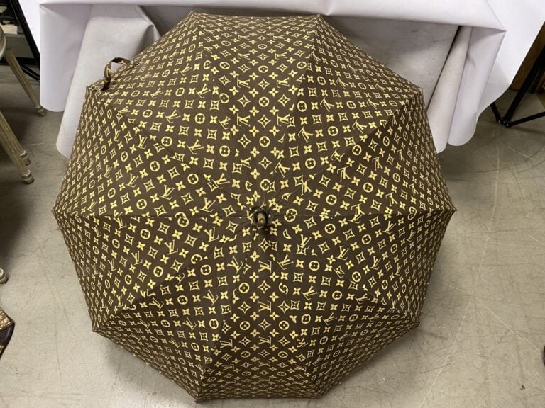 LOUIS VUITTON un parapluie en toile monogrammée manche en bois, vintage collect…