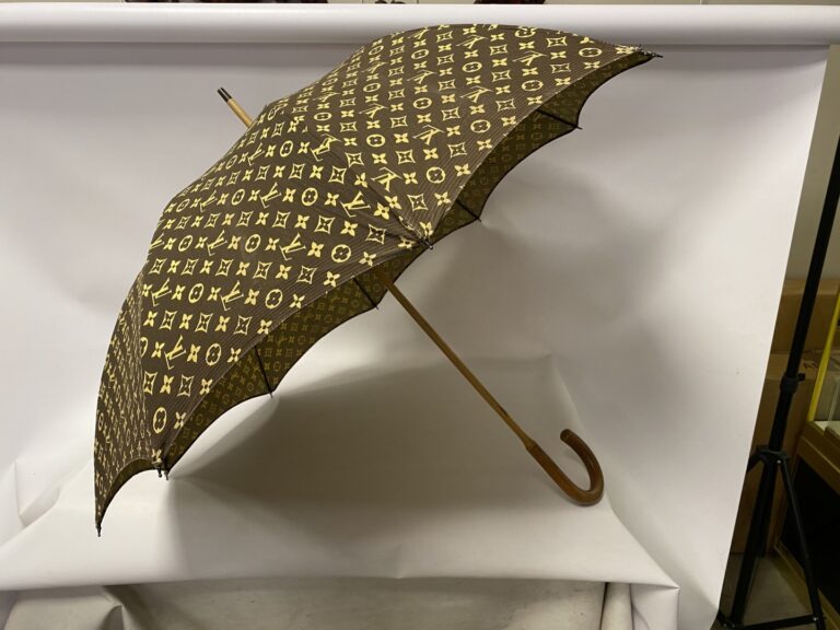 LOUIS VUITTON un parapluie en toile monogrammée manche en bois, vintage collect…