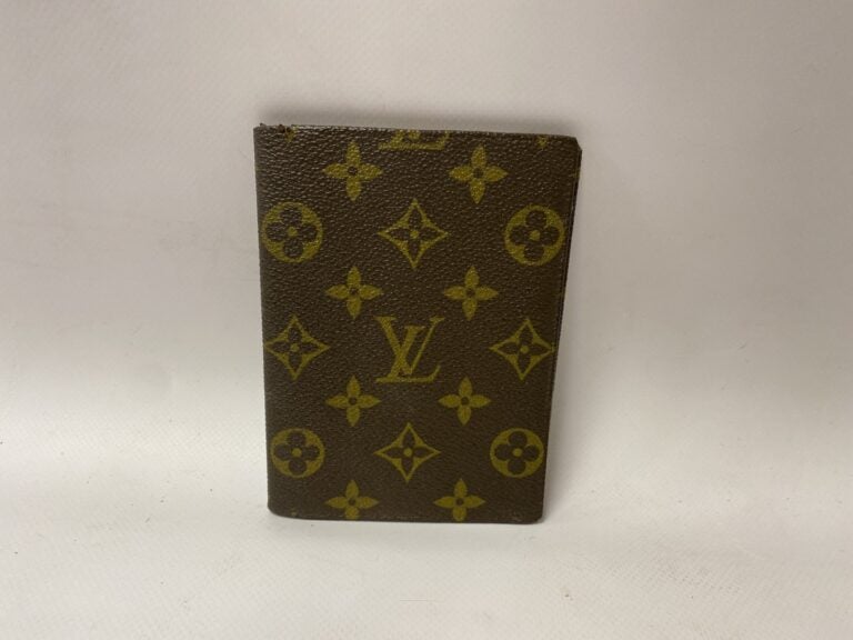 LOUIS VUITTON un porte clefs en toile monogrammée intérieur cuir chocolat. Modè…