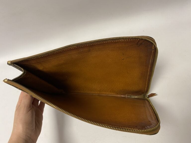 LOUIS VUITTON un porte document en toile monogrammée intérieur cuir naturel ave…
