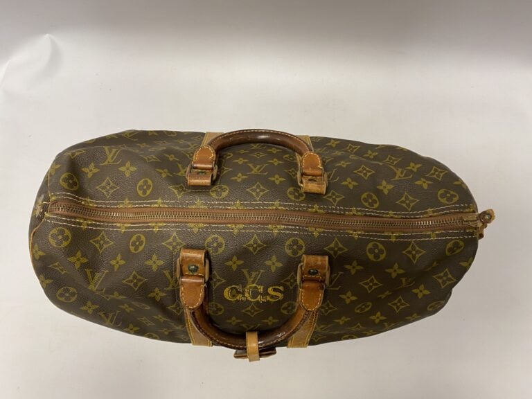 LOUIS VUITTON un sac modèle Keepall 45cm - Toile monogrammée avec accessoires e…