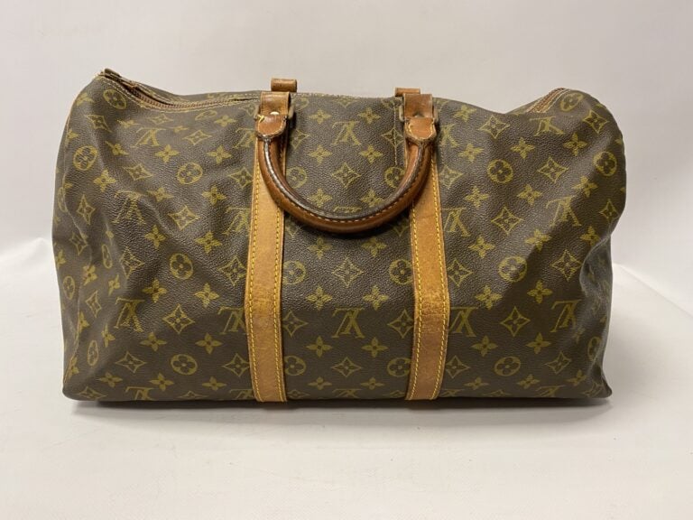 LOUIS VUITTON un sac modèle Keepall 45cm - Toile monogrammée avec accessoires e…
