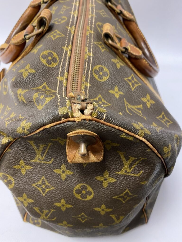 LOUIS VUITTON un sac modèle Keepall 45cm - Toile monogrammée avec accessoires e…