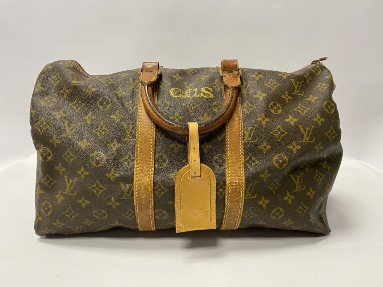 LOUIS VUITTON un sac modèle Keepall 45cm - Toile monogrammée avec accessoires e…