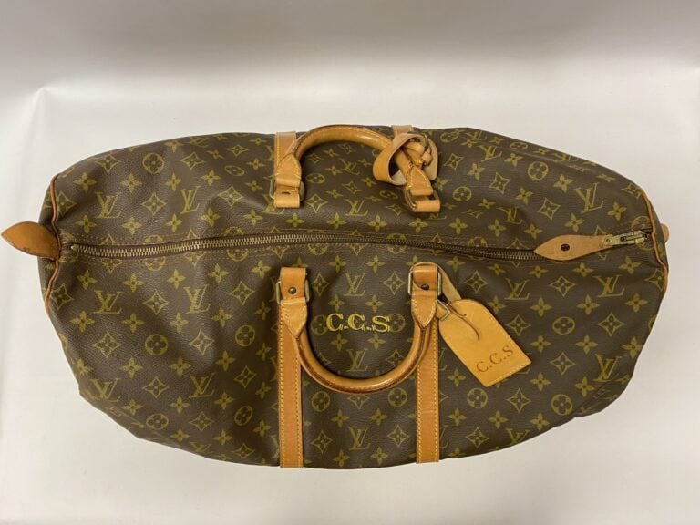 LOUIS VUITTON un sac modèle Keepall 55cm - Toile monogrammée avec accessoires e…