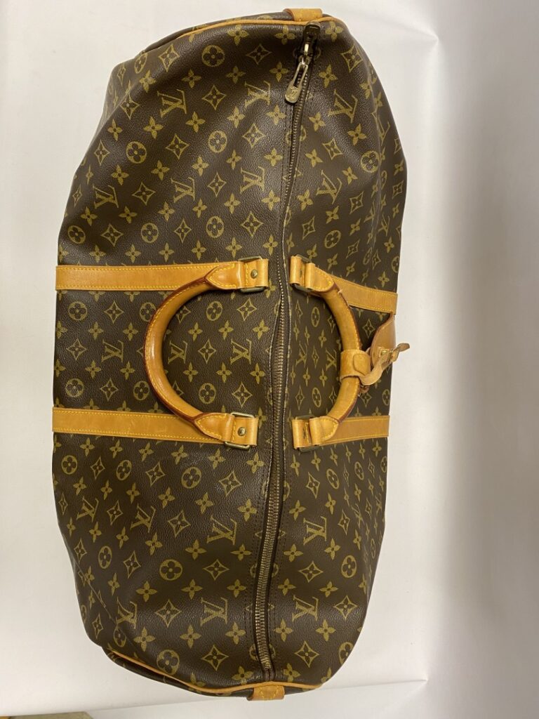 LOUIS VUITTON un sac modèle Keepall 60cm - Toile monogrammée avec accessoires e…