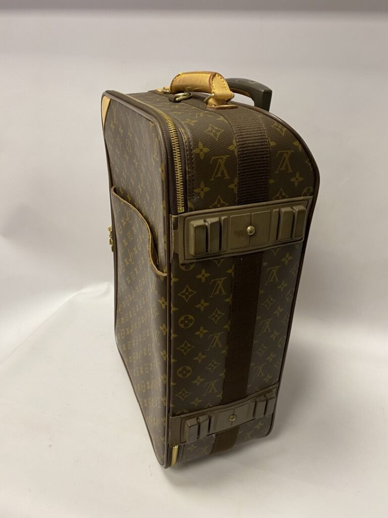 LOUIS VUITTON valise cabine Pégase légère à roulettes, 55cm. - Une poche plaqué…
