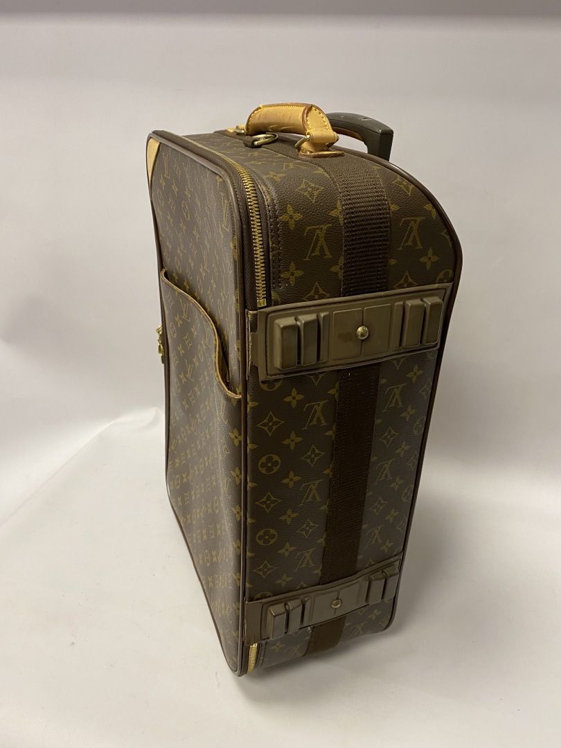 LOUIS VUITTON valise cabine Pégase légère à roulettes, 55cm. - Une poche  plaqué… - Boisgirard Antonini
