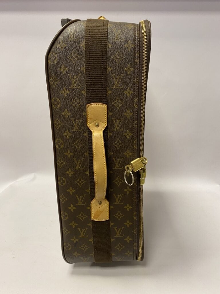 LOUIS VUITTON valise cabine Pégase légère à roulettes, 55cm. - Une poche plaqué…