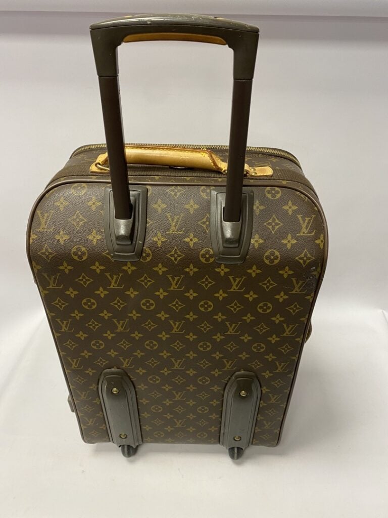 LOUIS VUITTON valise cabine Pégase légère à roulettes, 55cm. - Une poche plaqué…
