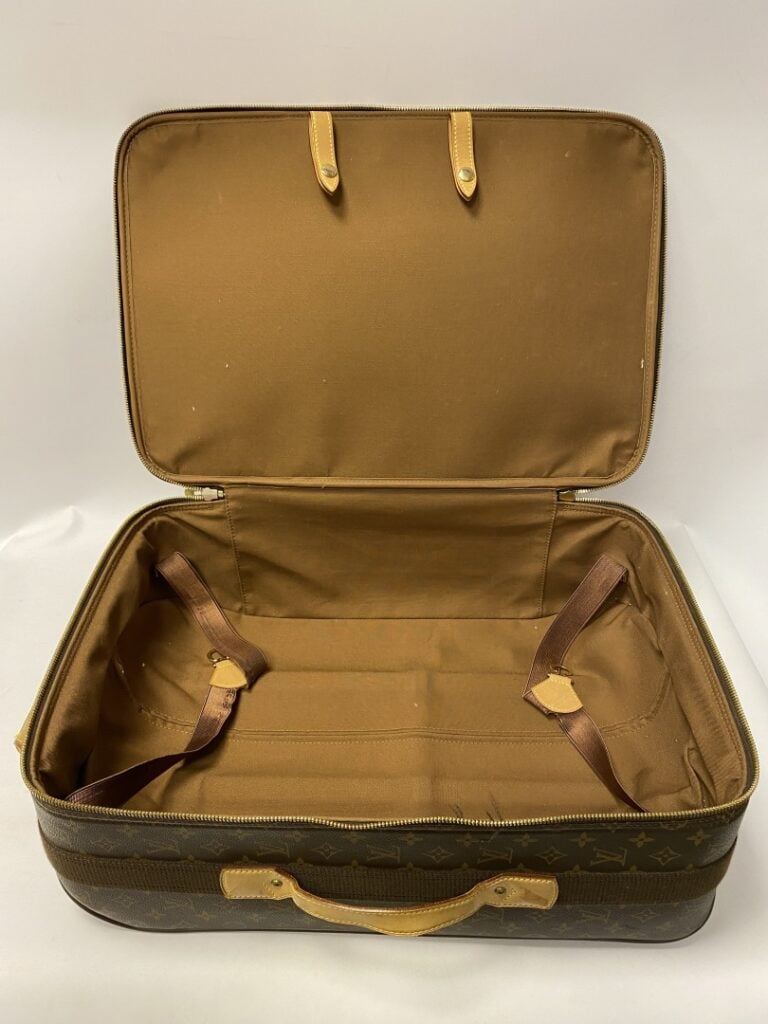 LOUIS VUITTON valise cabine Pégase légère à roulettes, 55cm. - Une poche plaqué…
