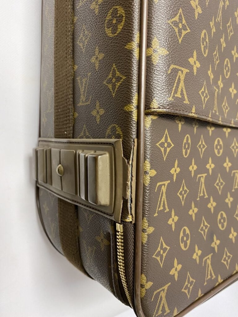 LOUIS VUITTON valise cabine Pégase légère à roulettes, 55cm. - Une poche plaqué…