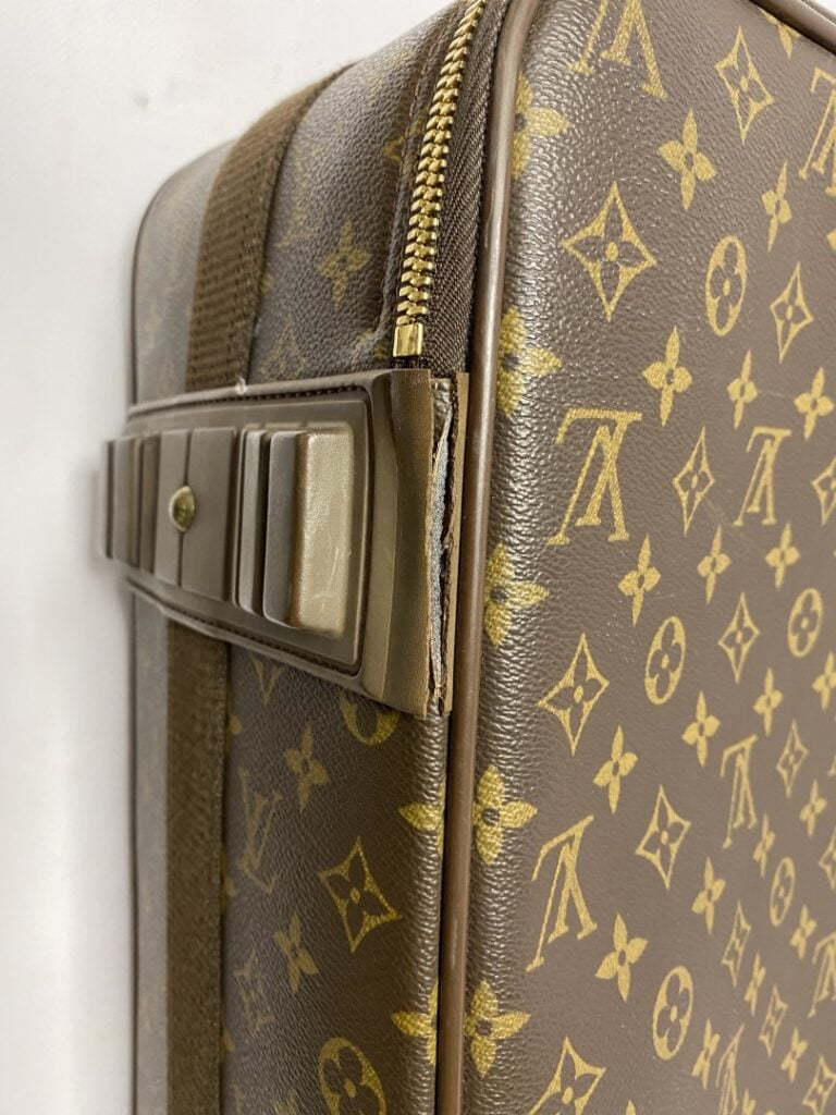 LOUIS VUITTON valise cabine Pégase légère à roulettes, 55cm. - Une poche plaqué…