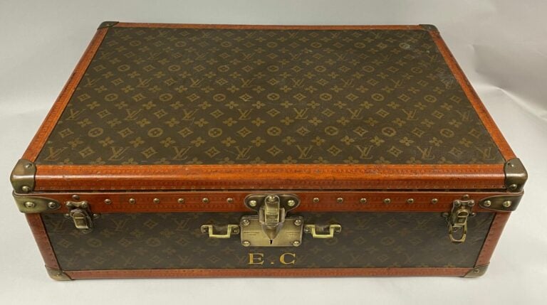 Louis VUITTON - Valise rigide en toile Monogram, bordure lozinée, garniture en…
