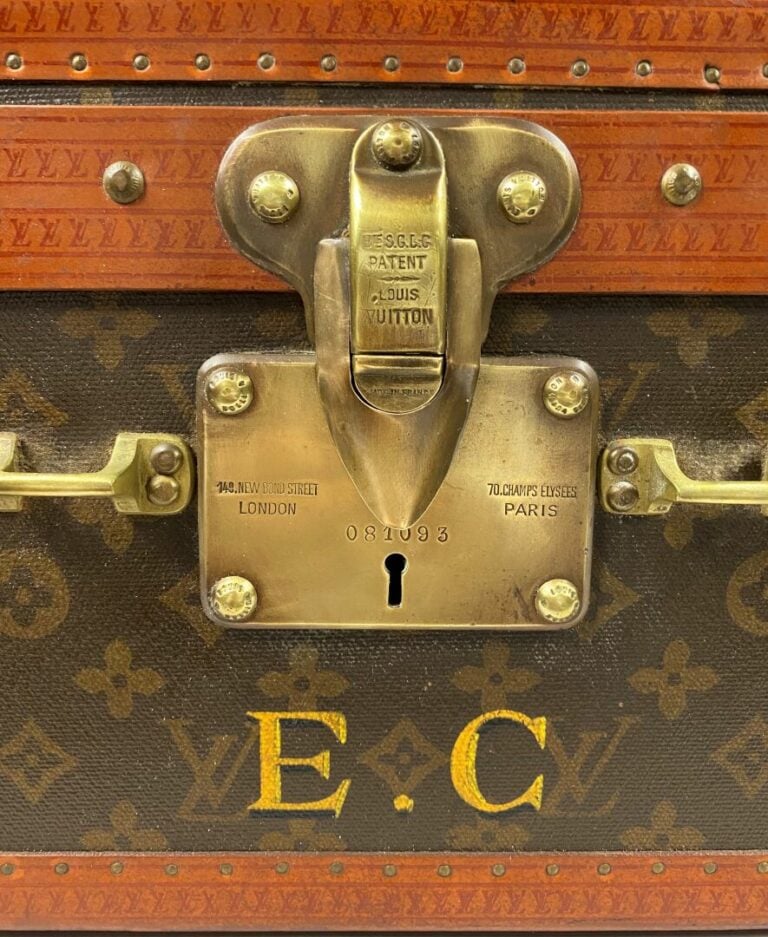 Louis VUITTON - Valise rigide en toile Monogram, bordure lozinée, garniture en…