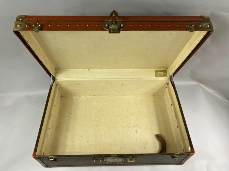 Louis VUITTON - Valise rigide en toile Monogram, bordure lozinée, garniture en…
