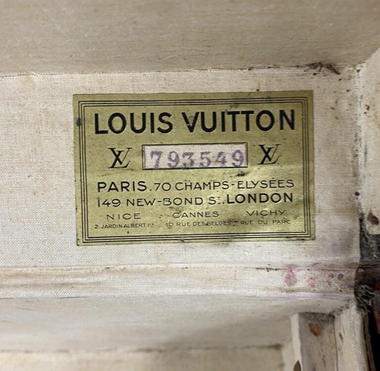 Louis VUITTON - Valise rigide en toile Monogram, bordure lozinée, garniture en…