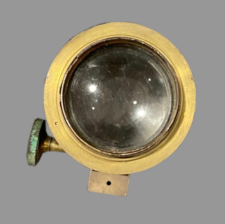 Loupe de bateau en laiton et cuivre - 13,5 x 10 cm - Provenance : Restaurant de…
