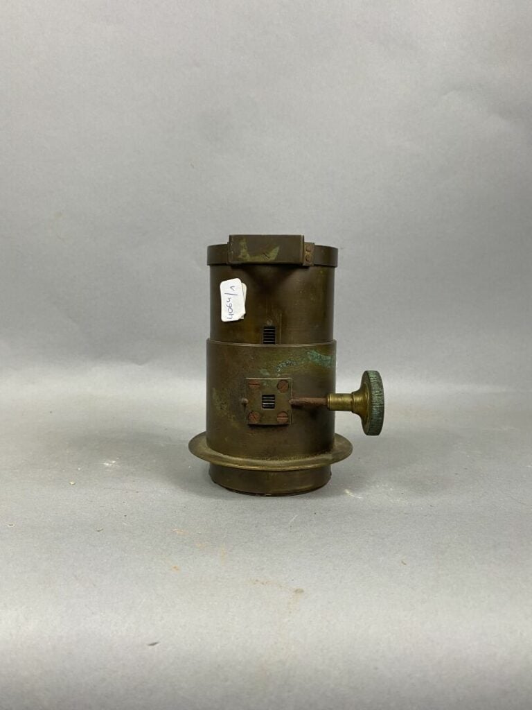 Loupe de bateau en laiton et cuivre - 13,5 x 10 cm - Provenance : Restaurant "L…