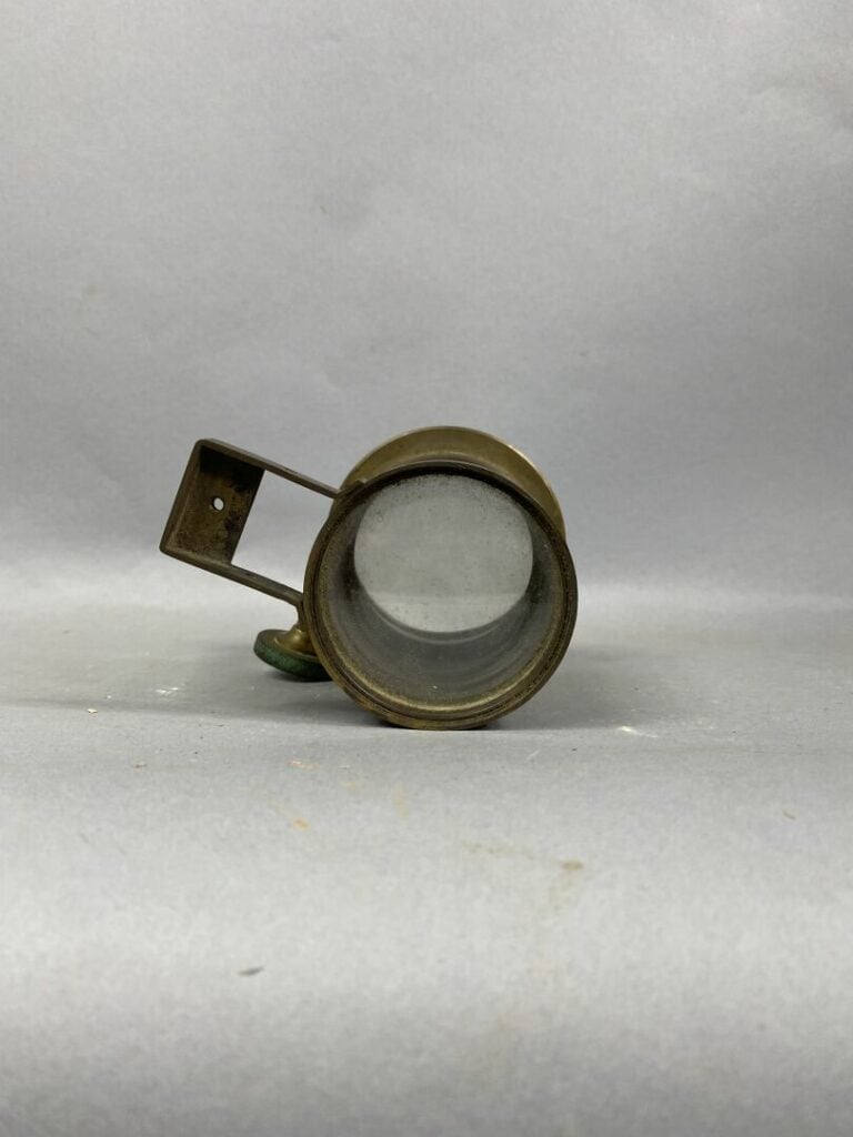 Loupe de bateau en laiton et cuivre - 13,5 x 10 cm - Provenance : Restaurant "L…